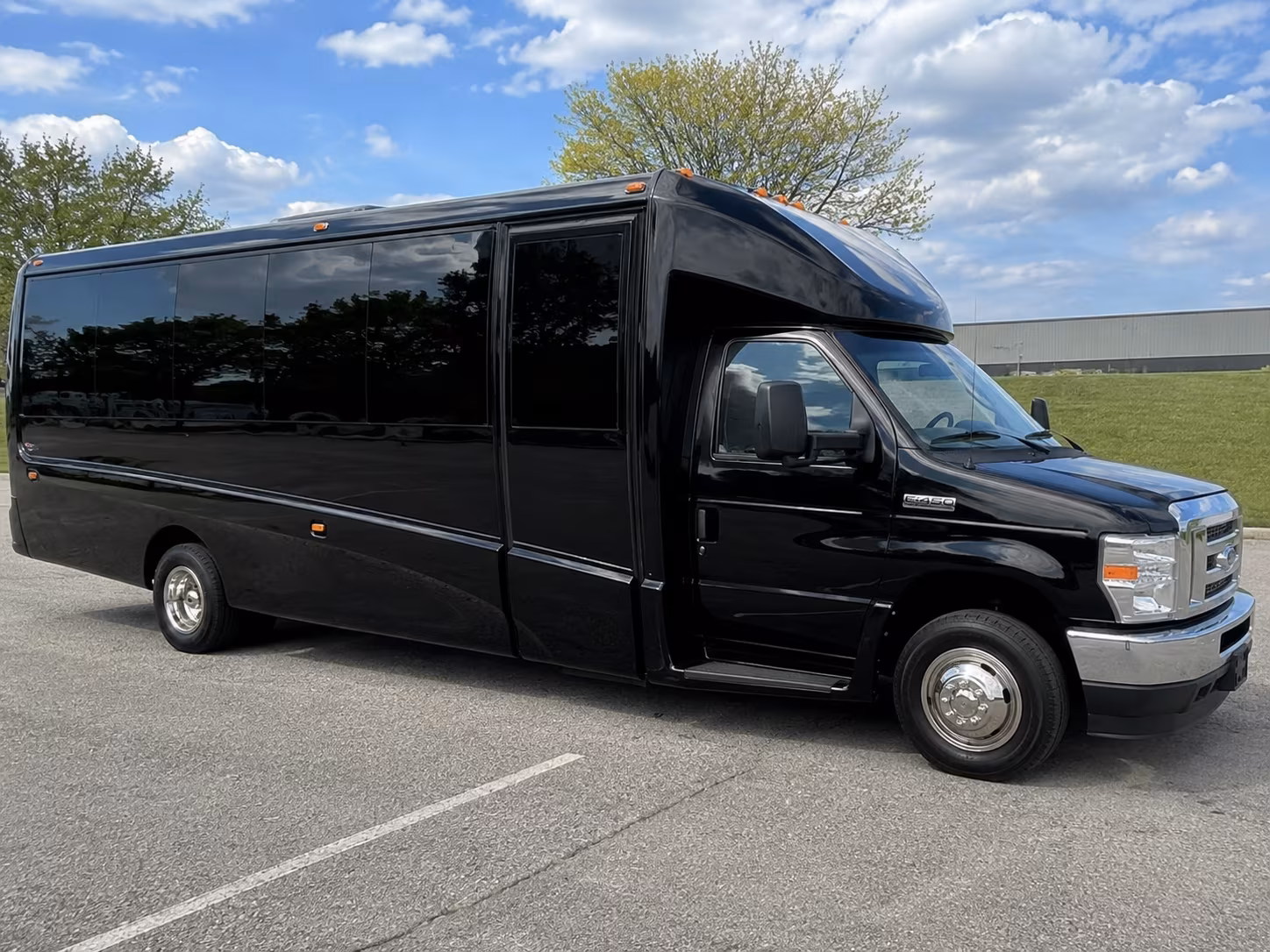 minibuses to wingfield park amphitheater and midtown reno shows